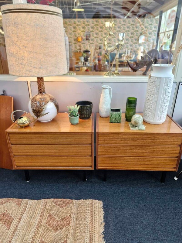 Ladekastje vintage 70s zwarte poot