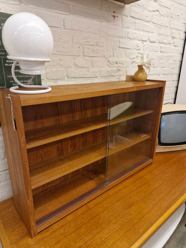 Vintage wandkastje Deens 70s met glasruitjes