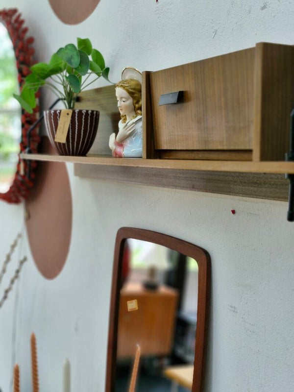 Vintage teak fineer wandrek / boekenrek met klepkastje