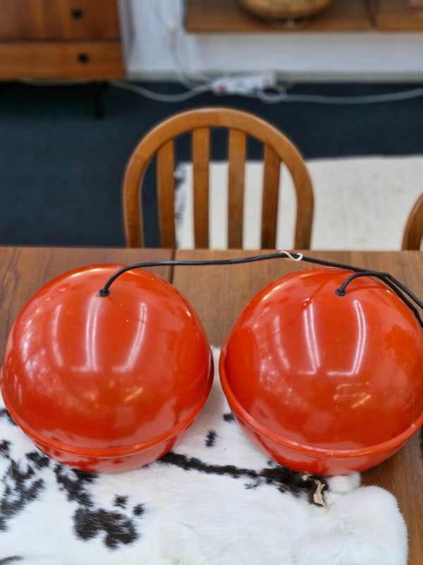 Set van twee grote oranje bol hanglampen 70s