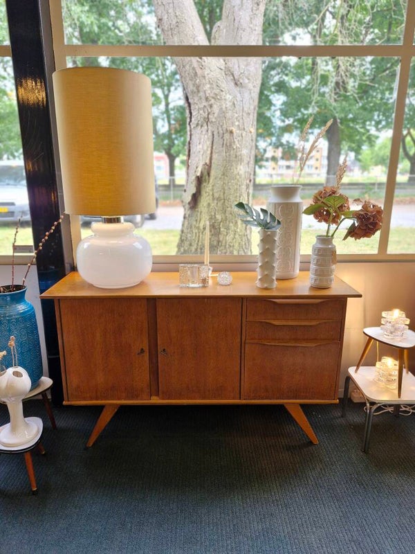 Vintage dressoir met lades op schuine pootjes