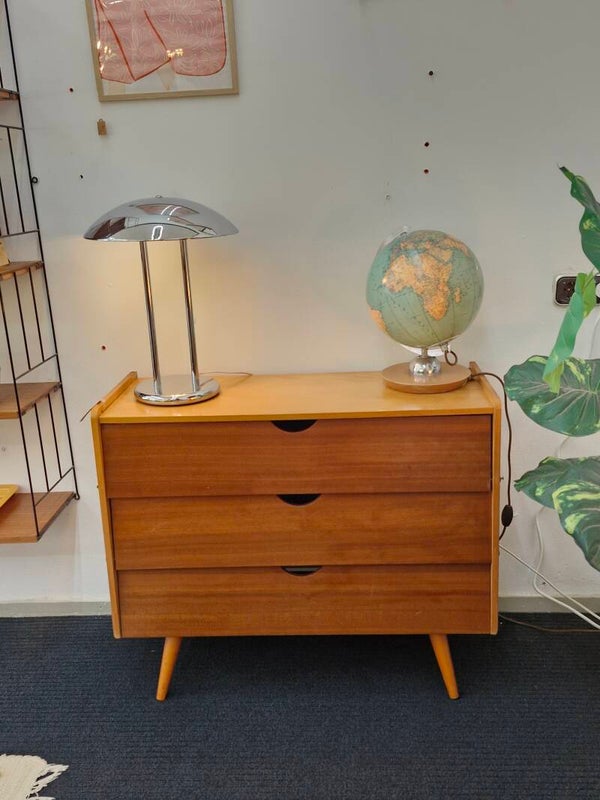 Vintage schoenenkast op ronde schuine pootjes