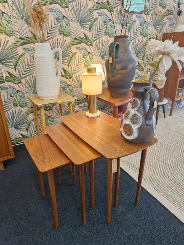 Nesting tables / mimiset teakhout Deens