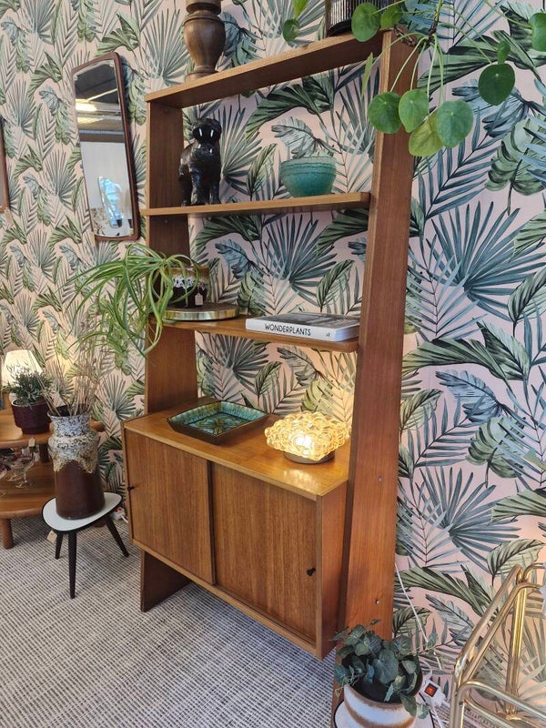 Vintage boekenkast met schuifdeurtjes en planken