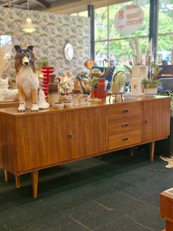 Groot vintage dressoir teak fineer jaren 70