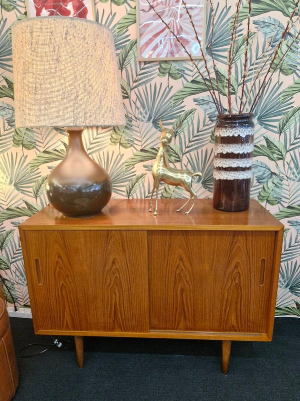 Vintage dressoir /  kast teak schuifdeur ovale greep
