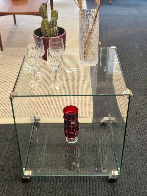 Vintage glazen (bijzet) tafel op ronde wieltjes chroom