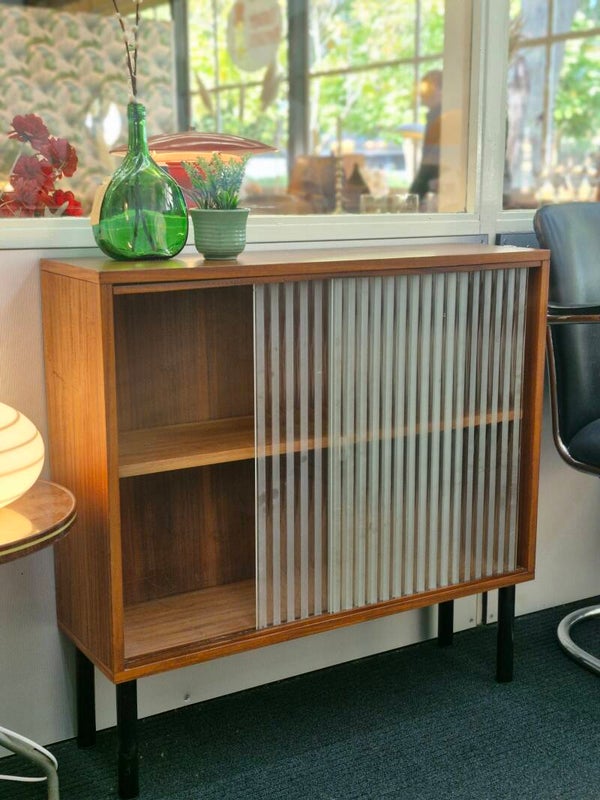 Vintage kastje met ribbelglas schuifdeurtjes 70s