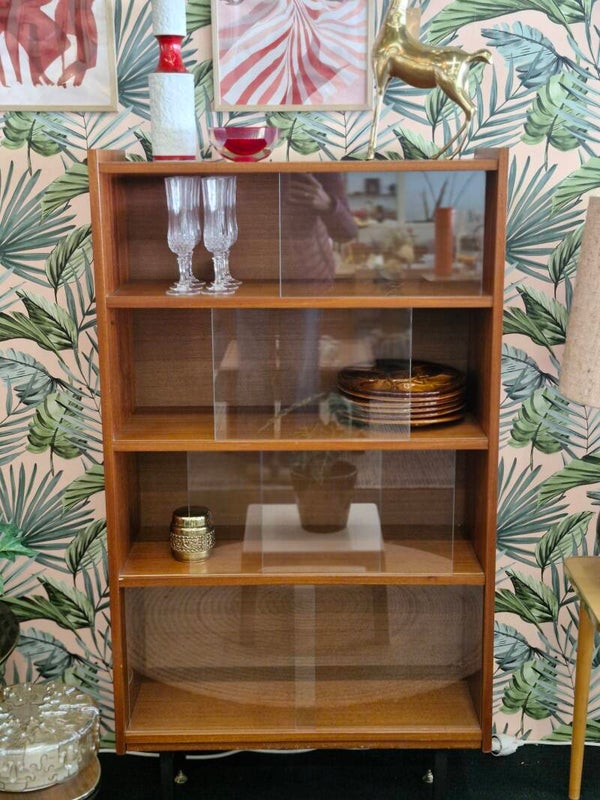 Mooi vintage vitrinekastje zwarte ronde pootjes