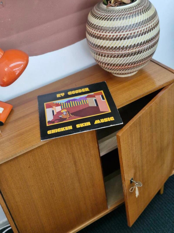 Vintage (platen) kastje met houten pootjes en plank