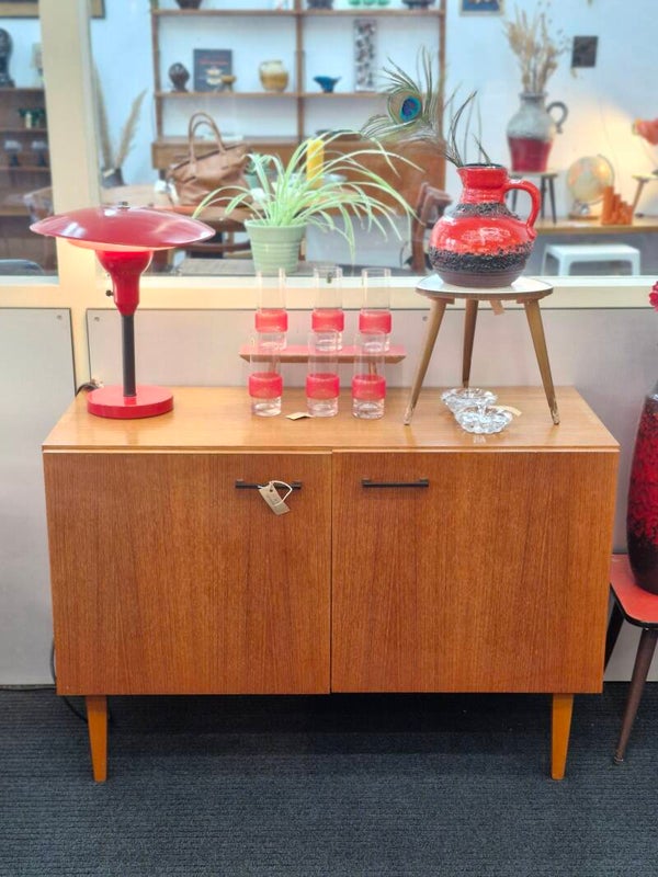 Vintage kastje teak fineer 70s met zwarte greepjes