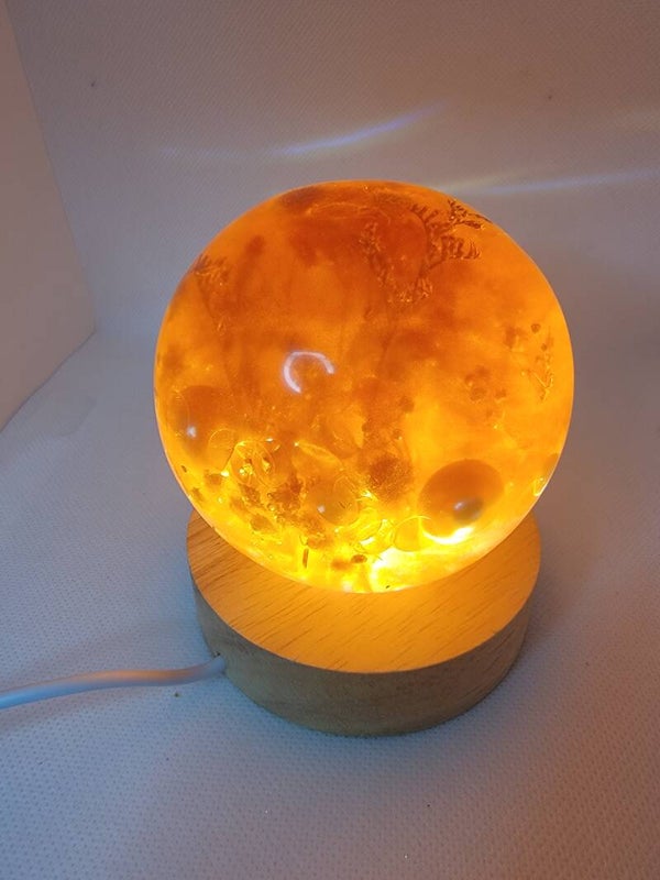 Lumière boule sur socle