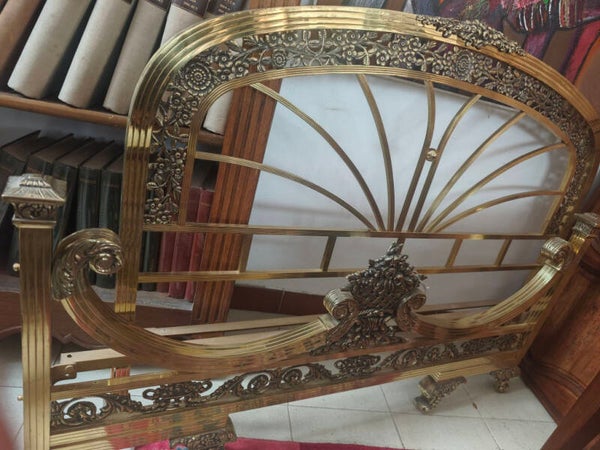 TRES BEAU ET ORIGINAL LIT en 140 cm EN BRONZE et LAITON