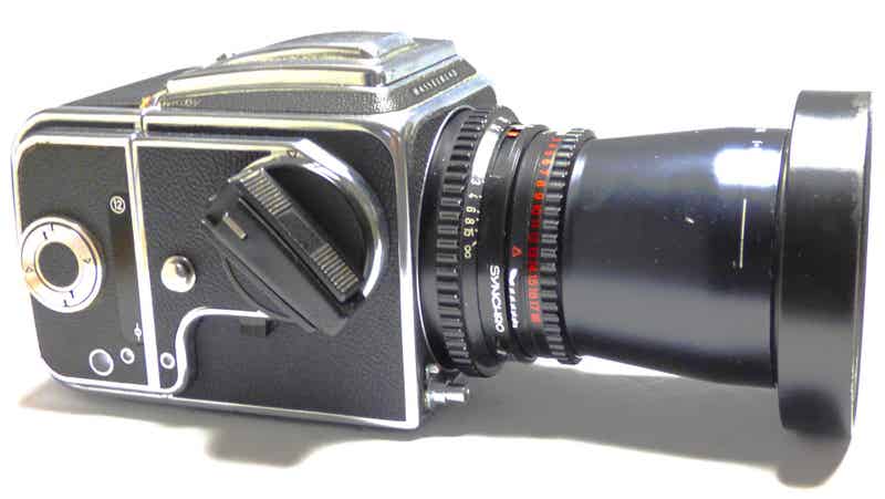 HASSELBLAD 500 C/M + DISTAGON 4/50 mm + PARE-SOLEIL + DOS 12