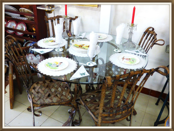 SALON DE JARDIN FER FORGE FAÇON SANGLE DE CUIR TABLE RONDE 4 CHAISES