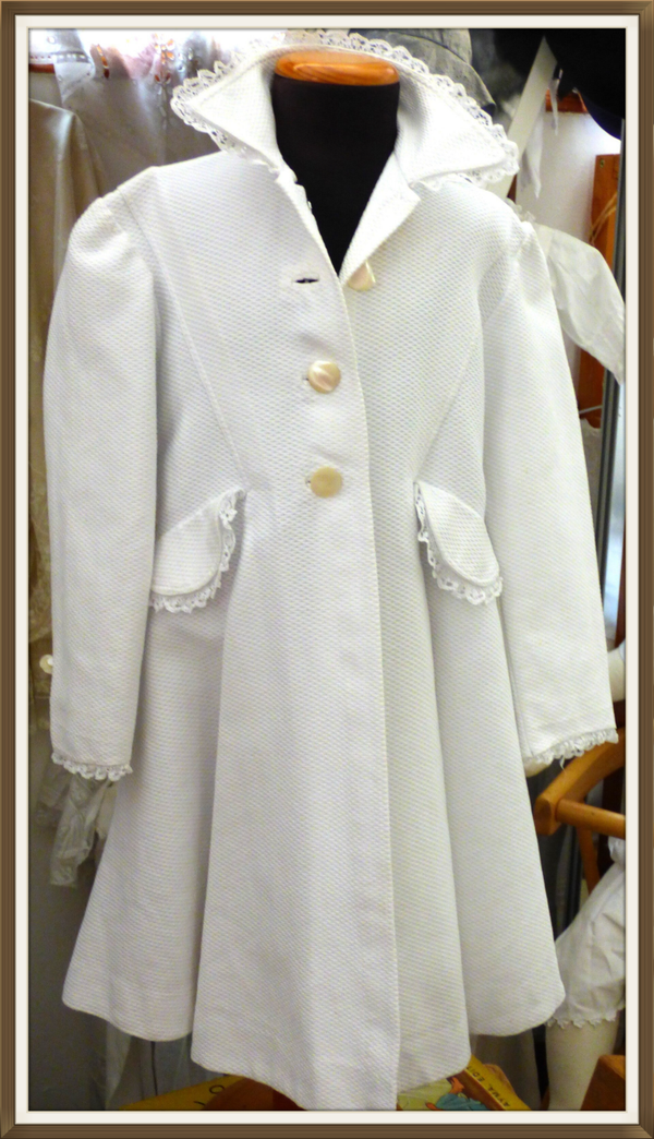 TRES JOLI MANTEAU POUR FILLE Année 1900 EN PIQUÉ ORNÉ DE FINES DENTELLES
