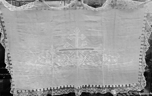 NAPPE D'AUTEL EN  LIN BLANC BRODÉ MAIN (Signature "C") XIX ème 150 x 150cm