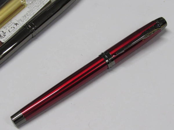STYLO PLUME ROUGE MÉTALISÉ AGRAFE FAÇON PARKER