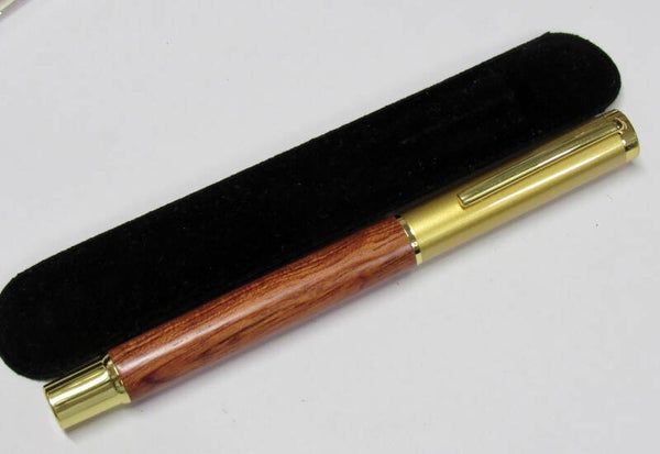 STYLO PLUME CORPS EN BOIS  CAPUCHON ET AGRAFE DORÉS