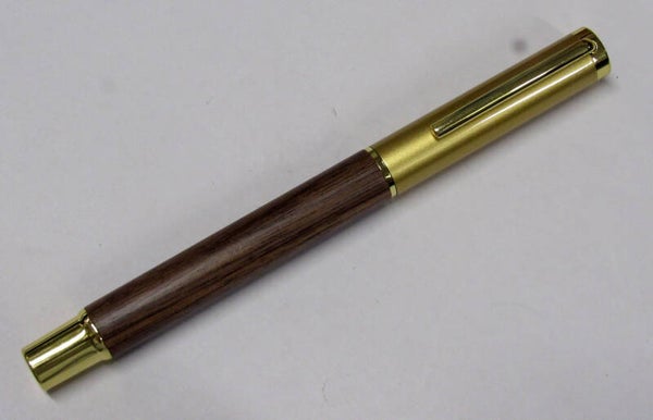 STYLO PLUME CORPS EN BOIS  CAPUCHON ET AGRAFE DORÉS
