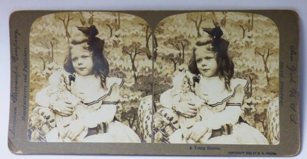 CARTE STEREO 3D 90 x 180 mm A YOUNG MATRON - JOLIE PETITE FILLE ET SA POUPÉE