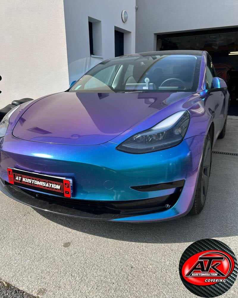 Covering caméleon sur Tesla model 3 réaliser en Vendée par un spésaliste de film automobile 
