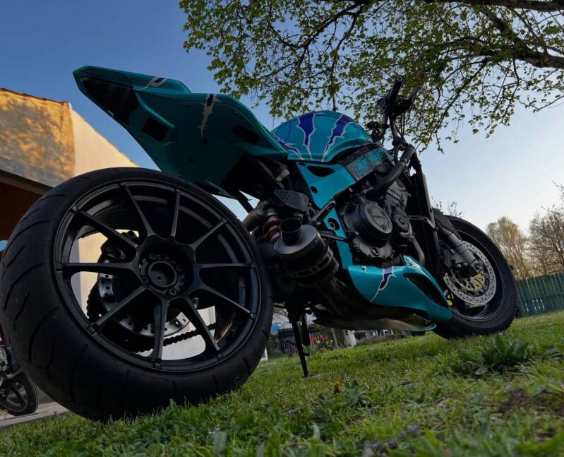 Transformation totale sur cette CBR 900 Street Fighter Wrap complet + déco personnalisée pour un look unique  Une vraie machine qui ne passe clairement pas inaperçue Couleur, détails, finitions… tout est pensé pour faire la différence.