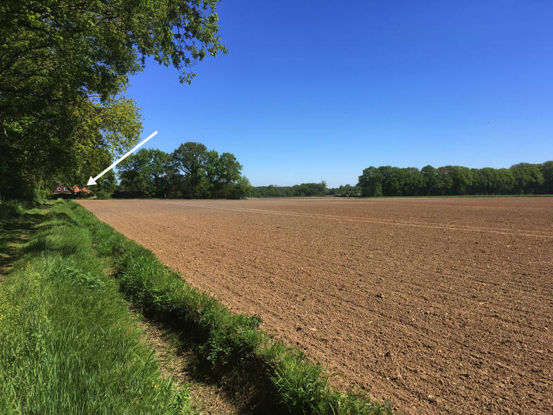 Foto van akker met rode Bontzandsteen nabij het maaiveld