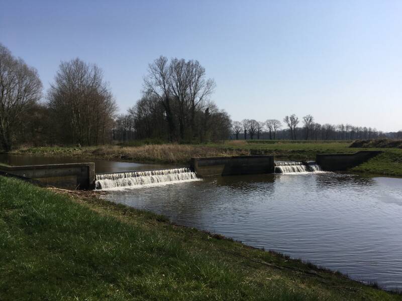 Foto van rechtgetrokken Groenlosche Slinge met stuw in buurtschap Meddo