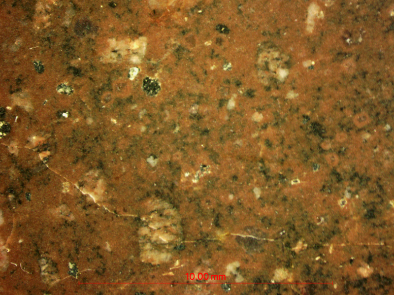 Zaagdoorsnede van de rhyoliet steen links.