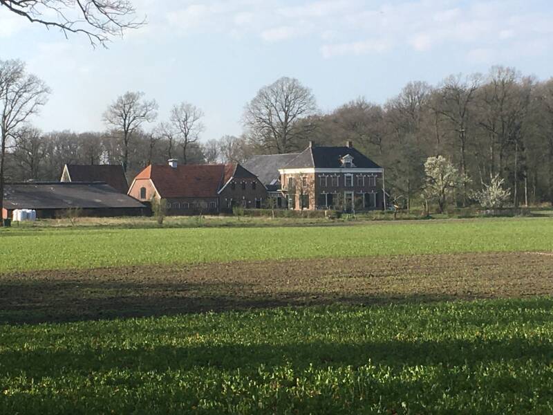 Foto van Scholteboerderij met schuren in Ratum