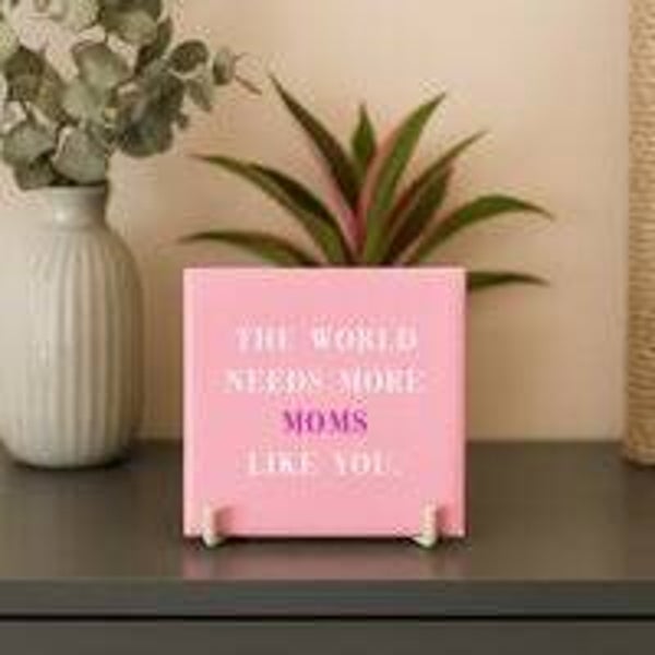 Tegeltje Keramiek | The World Needs More Moms Like You | Roze Cadeautegel