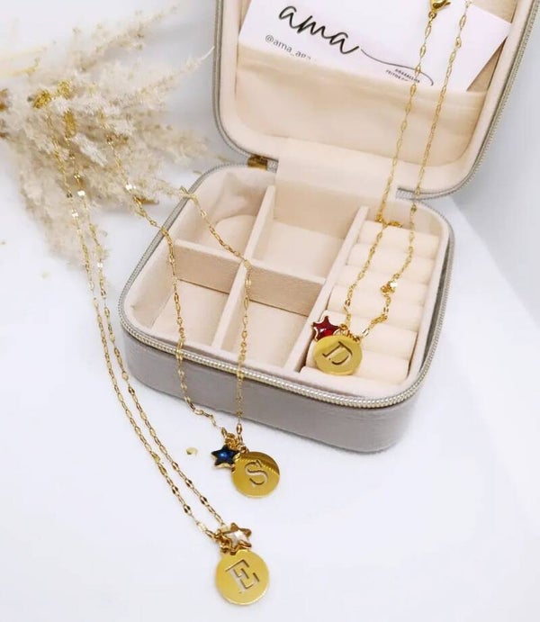 Gargantilla inicial de acero inoxidable