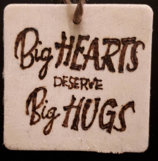 Kadolabel Big hearts deserve big hugs