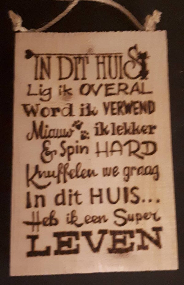 Tekstbord In dit huis ....poes 