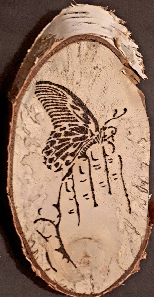 Tekstbord gevouwen handen met vlinder