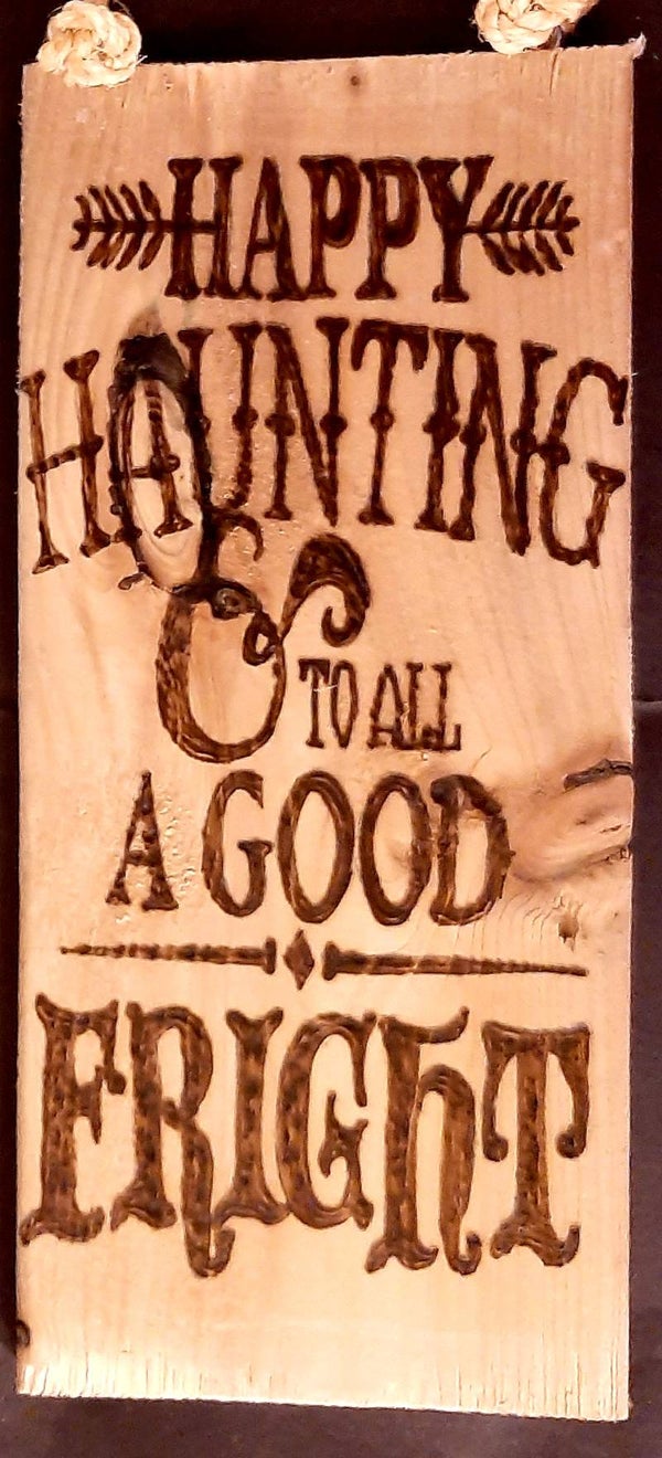 Tekstbord Happy haunting ...