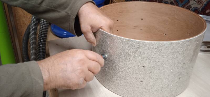 Nach dem sämtliche Montagebohrungen des Kessels auch der Folie hinzugefügt wurden, werden mit der Rundfeile alle Bohrungen gesäubert, damit alle Beschlagteile sich leicht wieder montieren lassen...