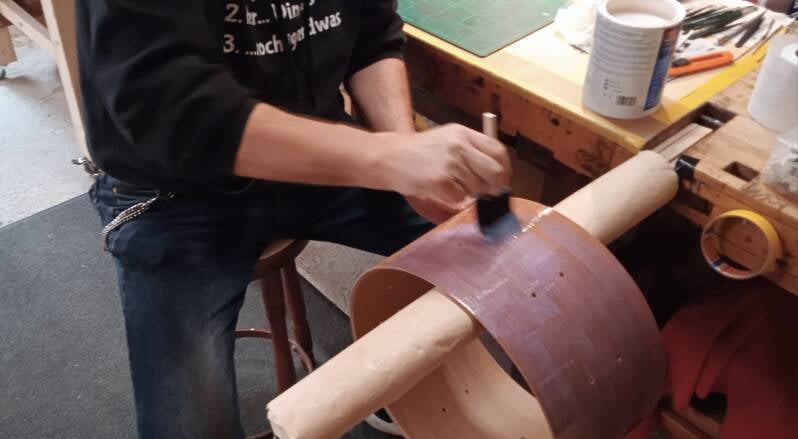 Hier trage ich dünn und sehr gleichmässig den Kontaktzement auf...