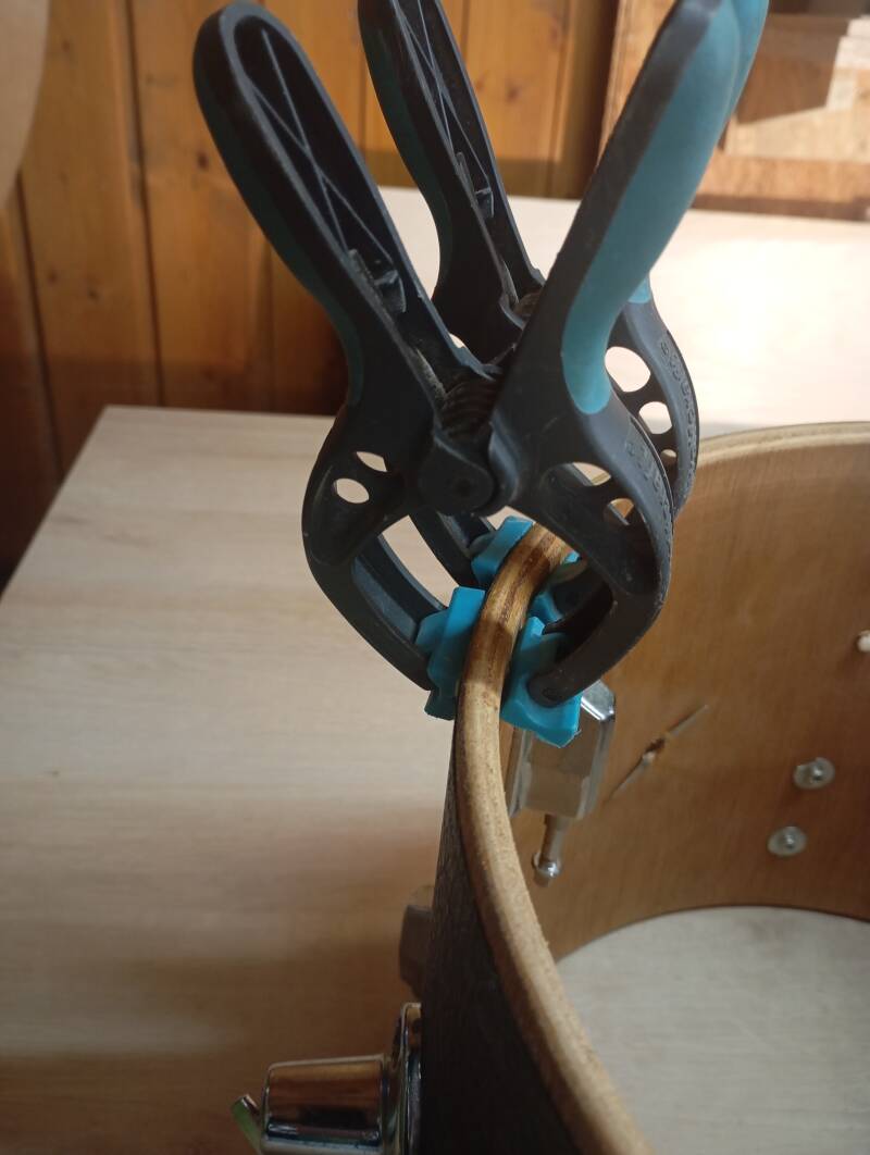 Die äusserste Furnierschicht löst sich bei einigen Kesseln und muss neu verleimt und mit Zwingen zum aushärten fixiert werden...