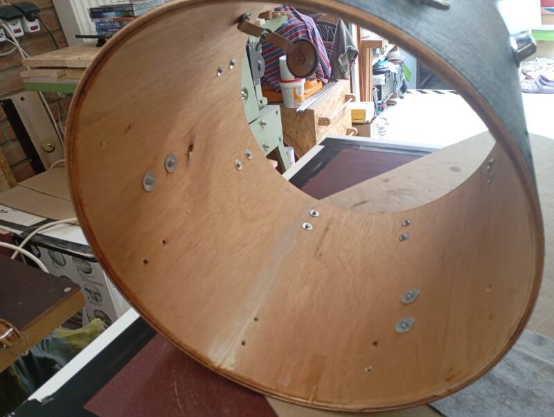 Weil alle Kessel so ultra spröde und Knochentrocken sind, wird in jedem Kessel ein spezielles Plegeöl aufgetragen... 