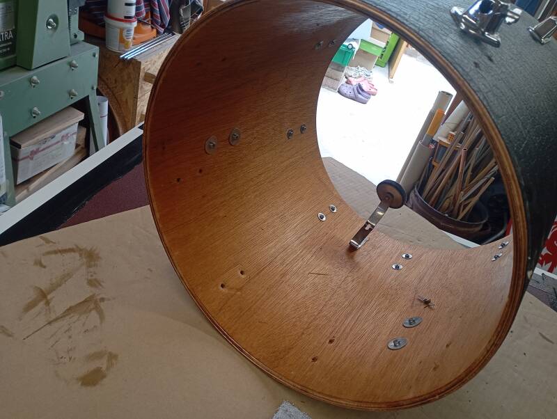 Es bedarf mehrere Durchgänge, bis das Holz etwas gesättigt ist. Alle Gratungen werden mehrfach versiegelt...