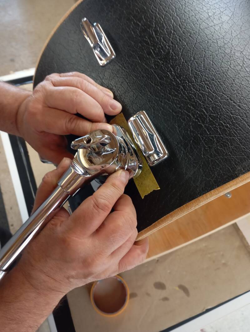 Der Kunde möchte auch neue Bass Drum - Beine montiert haben. Hier sieht man die Anpassung von diesen Beinen...