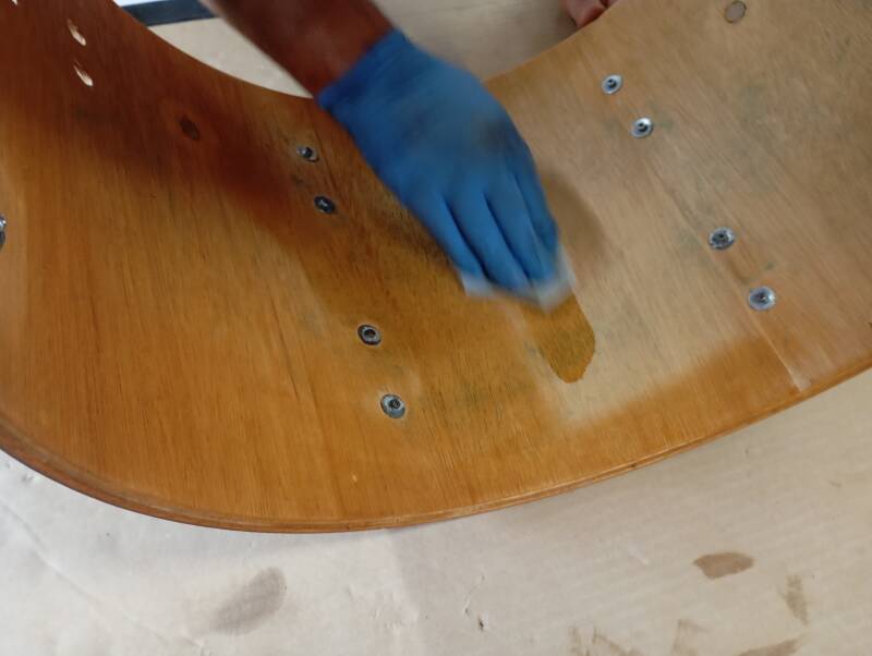 Beim auftragen des Pflegeöls ist darauf zu achten, dieses in Faserrichtung gleichmässig aufzutragen...