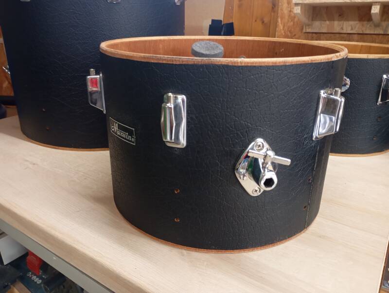 Zur Pflege und Auffrischung des Kunstleders wird nach der Reinigung mit lauwarmen Wasser Lederpflegemittel bei allen Kesseln aufgetragen und per Hand auspoliert...