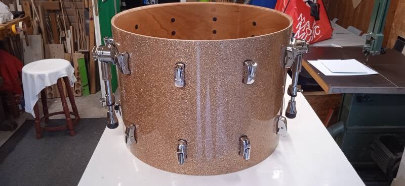 Hier sind jetzt auch schon alle neuen Gratungen gefräst und feingeschliffen worden. Auch sämtliche neuen Löcher wurden gebohrt und die Beschlagteile sind wieder montiert..