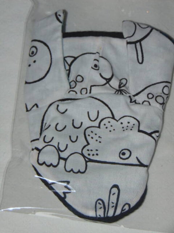 Bonnet Hobby horse Dinosaure A Colorier ! (liseré noir)