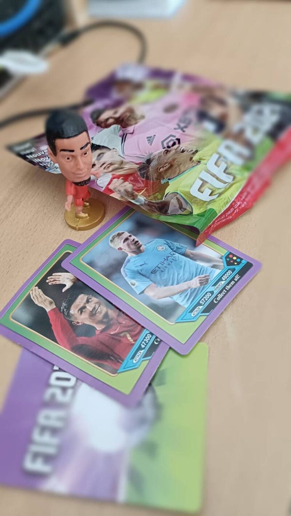 FIFA 2024 Verrassingszakje met 3 voetbalplaatjes en voetbalpoppetje