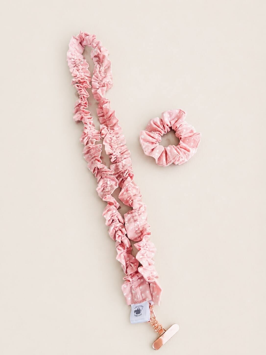 Cordon de téléphone et chouchou rose poudré pois blancs