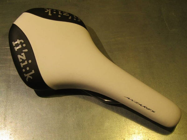 fi'zi:k ANTARES Saddle WHITE/BLACK 200grs NOS! BB33 7676 - 9/2/21 RK05